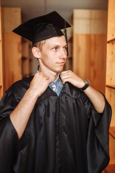 Erfolgreicher Absolvent Akademischen Kleidern Posiert Der Bibliothek Kann Für Werbung — Stockfoto