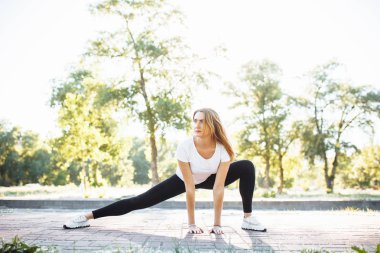 Önce eğitim, gergin genç esnek kız-ebilmek var olmak kullanılmış için reklam