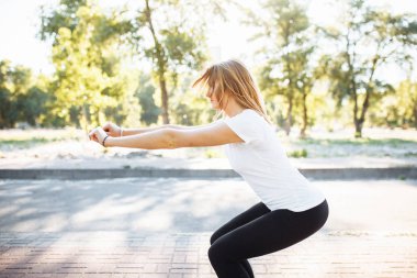 Genç atletik kız, ağız kavgası gerçekleştirir, reklam için kullanılabilir