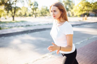 Yarıştan önce başında duran genç atletik kız-ebilmek var olmak kullanılmış için reklam