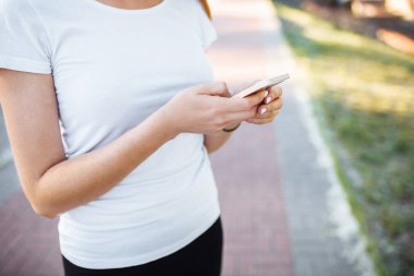 Telefondaki içine bakarak, kız işleri-ebilmek var olmak kullanılmış için reklam