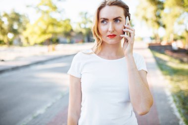 Genç atletik kız, tatlı gülümseyen ve Evet, reklam için kullanılabilir