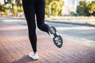 Şişirilmiş ait fotoğraf ve spor kadın bacakları, Jogging, reklam için kullanılabilir