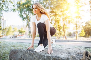 Yarış öncesi başında duran genç atletik kız