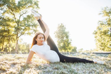 Genç esnek kadın gergin ve, Jogging önce ısındı