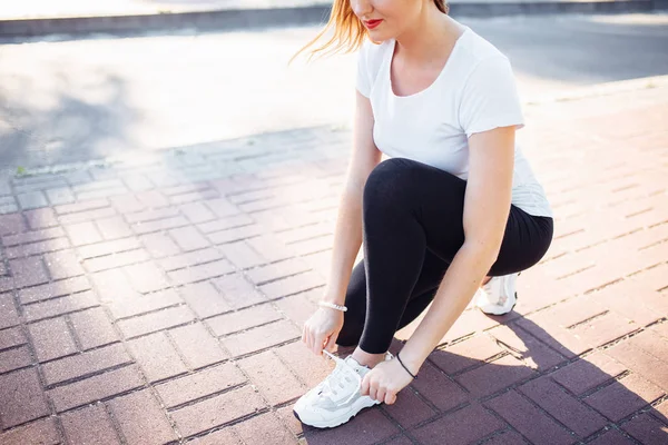 年轻的运动女孩 绑鞋带 在慢跑之前 可以用于广告 — 图库照片