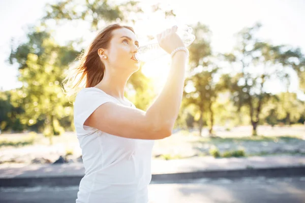 Young Sport Meisje Water Drinken Uit Fles Een Zware Training — Stockfoto