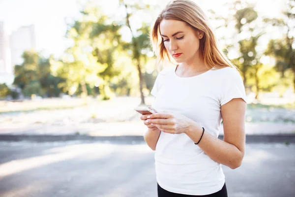 Chica Trabaja Teléfono Mirando Puede Utilizar Para Publicidad — Foto de Stock