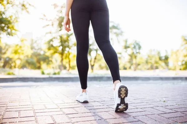 Zdjęcie Zawyżone Sportowe Kobiece Nogi Jogging — Zdjęcie stockowe