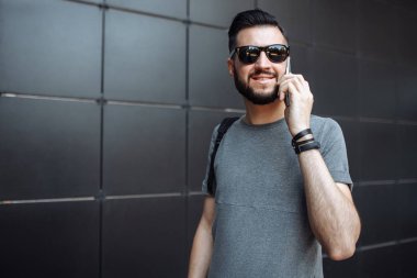 Portre biri, Evet güzel şık, yenilikçi, gözlüklü bir siyah duvar arka plan üzerinde duran bir gri boş t-shirt giymiş.