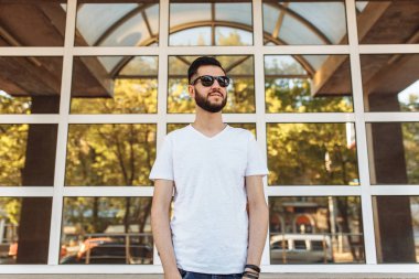 Gözlük, bir cam bina arka plan üzerinde güzel şık bir adam portresi,