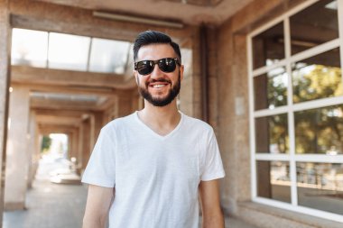 Gözlük, bir cam bina arka plan üzerinde güzel şık bir adam portresi,