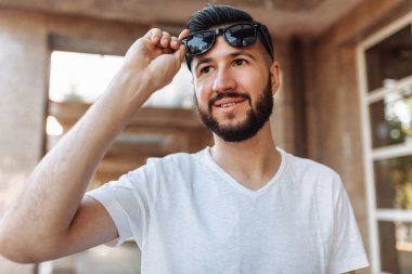 Gözlük, bir cam bina arka plan üzerinde güzel şık bir adam portresi,