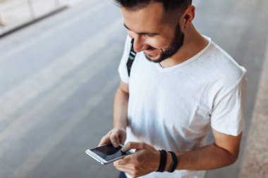 Bina arka plan karşı sokakta telefon bakarak bir güzel şık adam portresi,