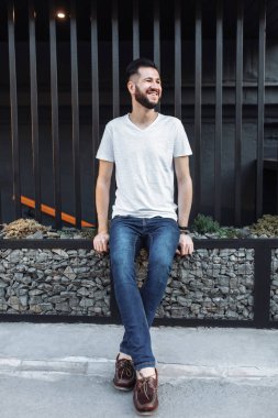 şık hipster adam siyah çit arka plan üzerinde beyaz boş t-shirt