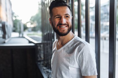 Siyah çit arka plan üzerinde beyaz boş t-shirt şık hipster adam portresi