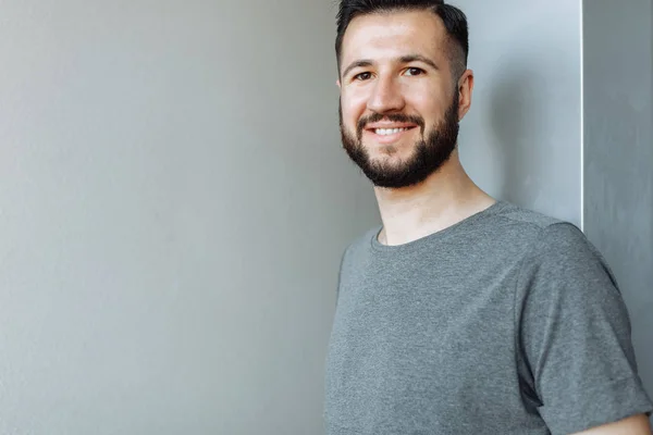 Porträtt Vacker Elegant Kille Klädd Grå Blank Shirt Står Tegel — Stockfoto