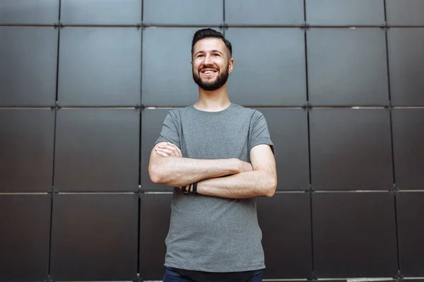 Porträtt Vacker Snygg Kille Hipster Klädd Grå Tom Shirt Står — Stockfoto