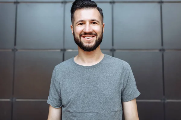 Porträtt Vacker Snygg Kille Hipster Klädd Grå Tom Shirt Står — Stockfoto