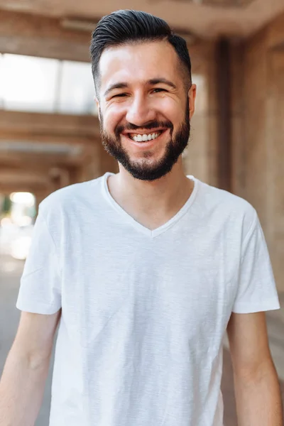 Portrait Beau Gars Élégant Sur Fond Bâtiment Verre — Photo