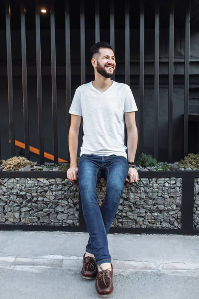 Snygg Hipster Mannen Vit Blank Shirt Svart Staket Bakgrund — Stockfoto