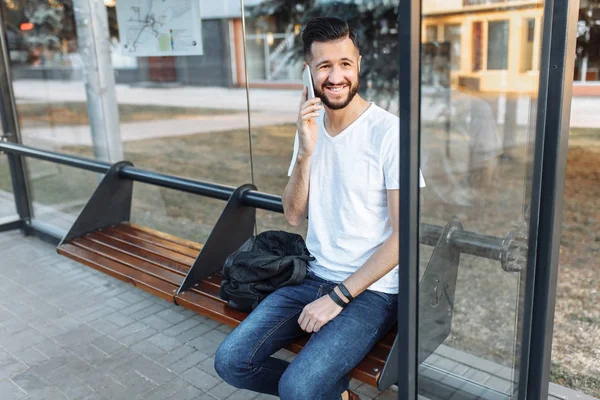 Bilder Vacker Snygg Kille Tom Vit Shirt Hipster Pratar Telefon — Stockfoto