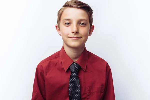 Retrato Sorrindo Bonito Adolescente Fundo Branco Camisa Vermelha Propaganda — Fotografia de Stock