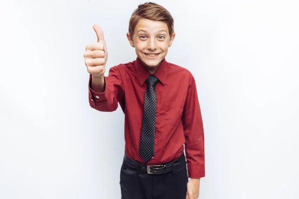 Portret Pozytywny Nastolatek Białym Tle Pokazuje Klasę Czerwonej Koszuli Reklama — Zdjęcie stockowe