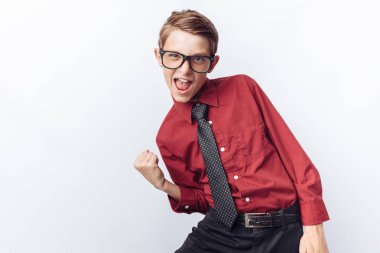 Portre pozitif ve duygusal bir gencin, tasvir sevinç, beyaz arka plan, Gözlük, kırmızı gömlek, iş Tema,