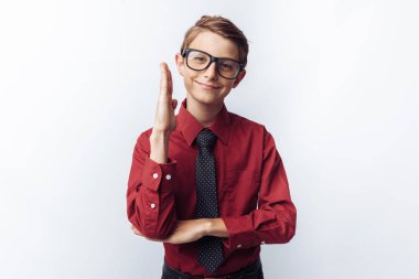 Portre pozitif ve duygusal bir okul çocuğu, Masa, beyaz arka plan, Gözlük, kırmızı gömlek, iş tema için elini çeker,