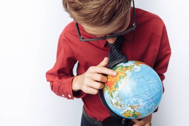 Küre, beyaz arka plan, Gözlük, kırmızı gömlek, iş tema ile pozitif ve duygusal öğrenci portresi,