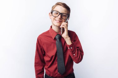 Konuşurken telefon, beyaz arka plan, Gözlük, kırmızı gömlek, iş tema üzerinde olumlu ve duygusal öğrenci portresi,