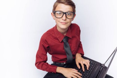 Yazarak klavye, beyaz arka plan, Gözlük, kırmızı gömlek, iş tema üzerinde laptop ile poz olumlu ve duygusal öğrenci portresi,