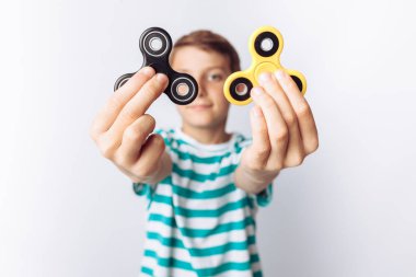 Güzel bir portresi ve holding iplikçiler, çalış, beyaz arka plan, duygusal çocuk t-shirt mavi,