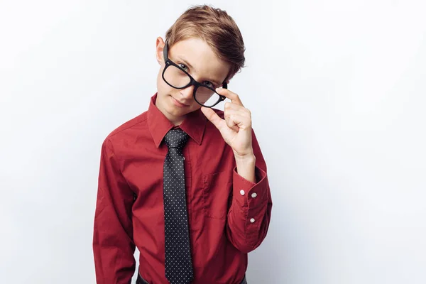 Retrato Adolescente Positivo Sedutor Fundo Branco Óculos Camisa Vermelha Tema — Fotografia de Stock