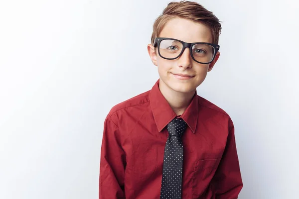 Retrato Adolescente Positivo Sobre Fondo Blanco Gafas Camisa Roja Publicidad — Foto de Stock