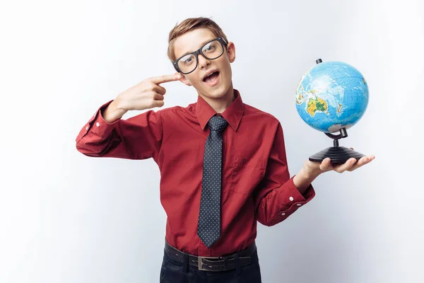 Retrato Estudante Positivo Emocional Com Globo Fundo Branco Óculos Camisa — Fotografia de Stock