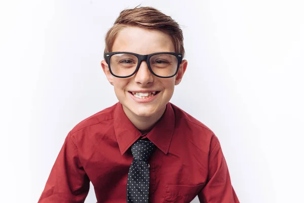 在白色背景 红色衬衫 广告的笑容可爱的青少年的肖像 — 图库照片