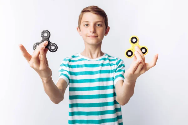 Retrato Menino Bonito Emocional Segurando Spinners Peças Teatro Fundo Branco — Fotografia de Stock