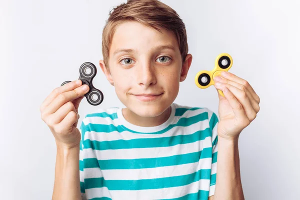 Retrato Menino Bonito Emocional Segurando Spinners Peças Teatro Fundo Branco — Fotografia de Stock