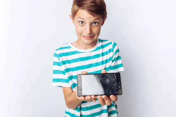 Retrato Menino Bonito Emocional Cujas Mãos Telefone Quebrado Mostra Surpresa — Fotografia de Stock