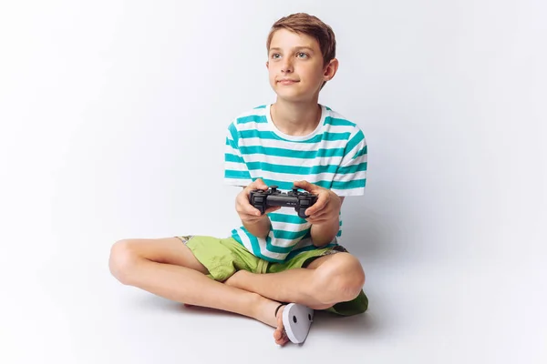 Retrato Menino Bonito Emocional Cujas Mãos Joystick Jogo Jogando Jogos — Fotografia de Stock