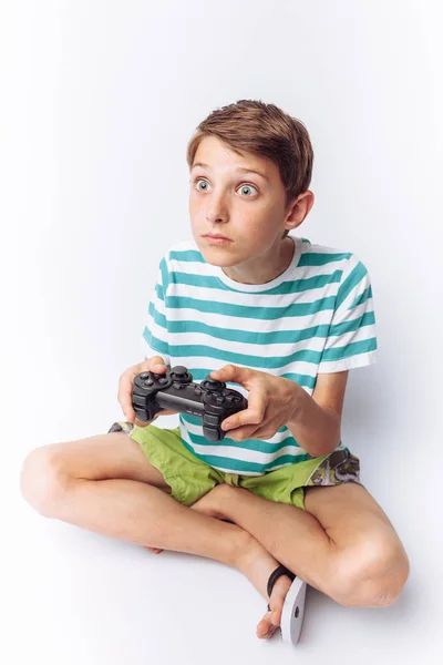 Portret Van Een Prachtige Emotionele Jongen Wiens Handen Het Spel — Stockfoto