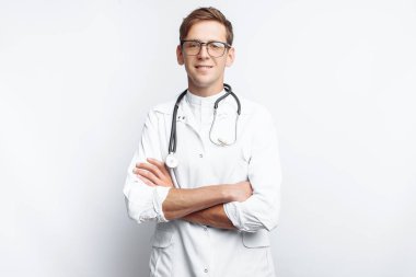 Beyaz bir arka planda stajyer stüdyoda genç bir doktor portresi