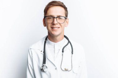 Beyaz bir arka planda stajyer stüdyoda genç bir doktor portresi