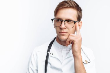 Beyaz bir arka planda stajyer stüdyoda genç bir doktor portresi