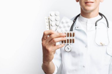 El Doktor tutan tablet, yakın çekim, beyaz arka plan, reklam için