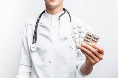 El Doktor tutan tablet, yakın çekim, beyaz arka plan, reklam için