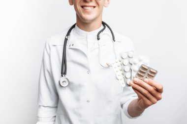 El Doktor tutan tablet, yakın çekim, beyaz arka plan, reklam için