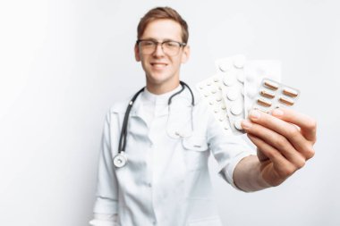 El Doktor tutan tablet, yakın çekim, beyaz arka plan, reklam için